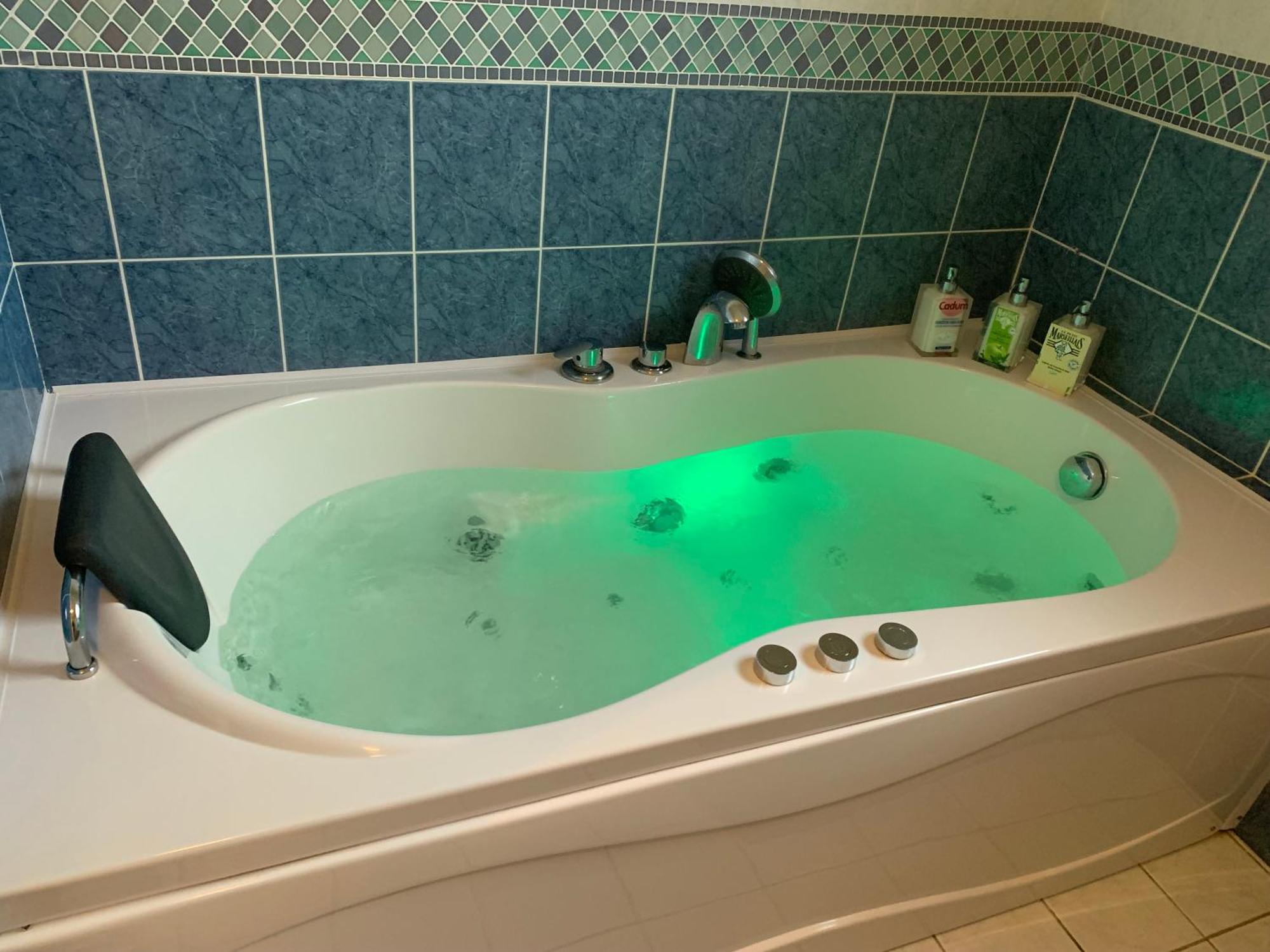 Gite 3 Etoiles Les Gourlines Avec Balneo, Veranda, Piscine Et Garage Avermes Eksteriør bilde