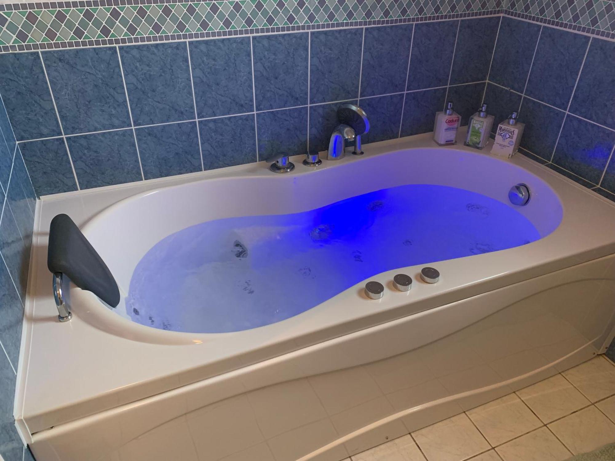 Gite 3 Etoiles Les Gourlines Avec Balneo, Veranda, Piscine Et Garage Avermes Eksteriør bilde